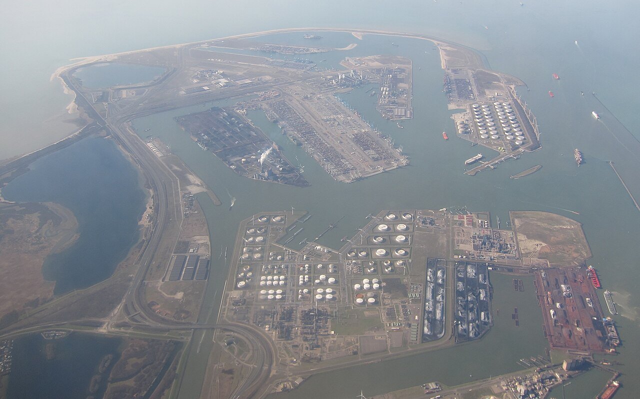 Echte luchtfoto van de Rotterdamse haven